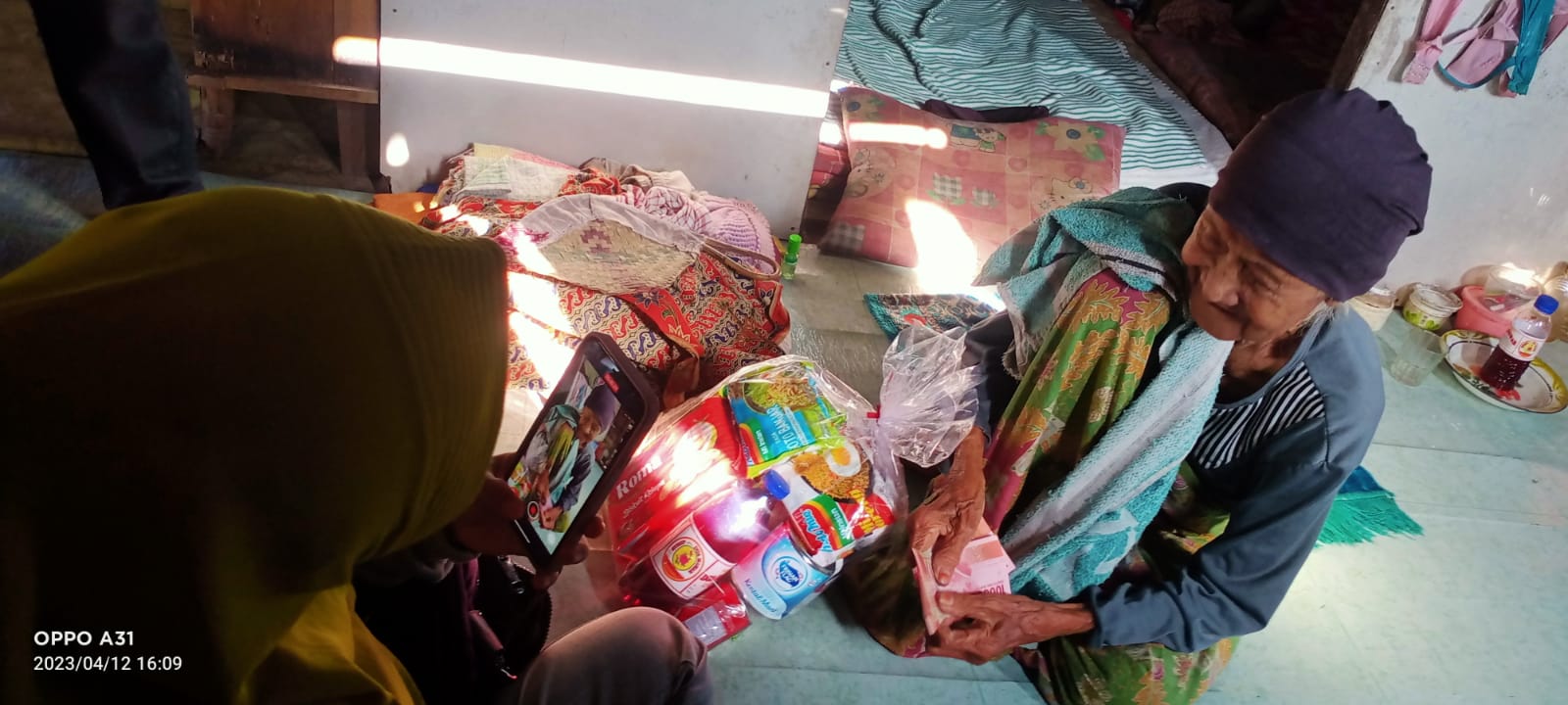 Yayasan Peduli Dhuafa Banjarmasin Bagikan Sembako untuk Lansia